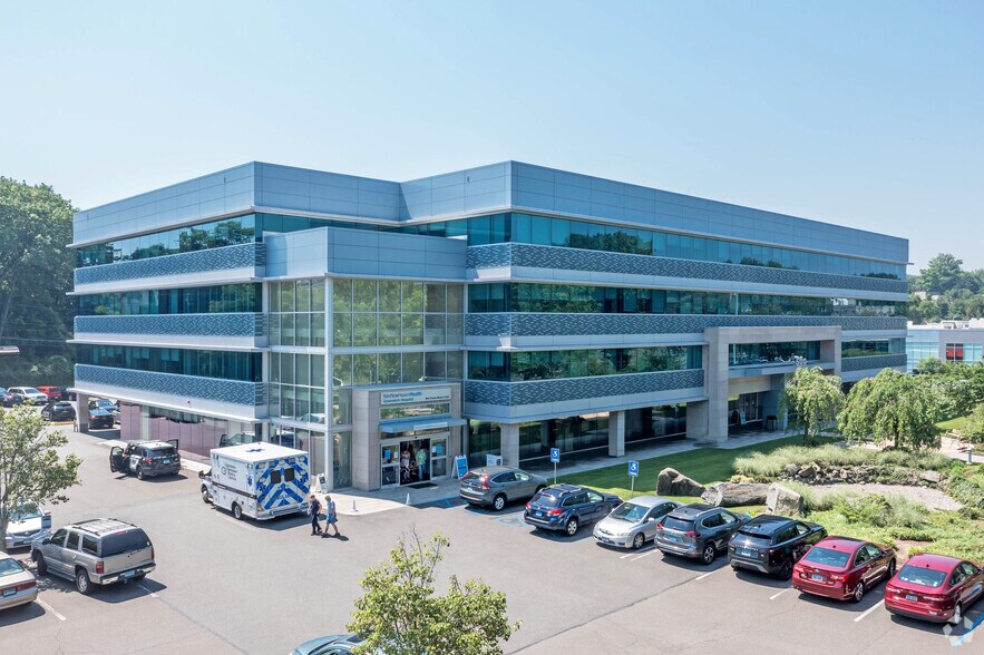 500 W Putnam Ave, Greenwich, CT à louer - Photo du bâtiment - Image 1 de 2