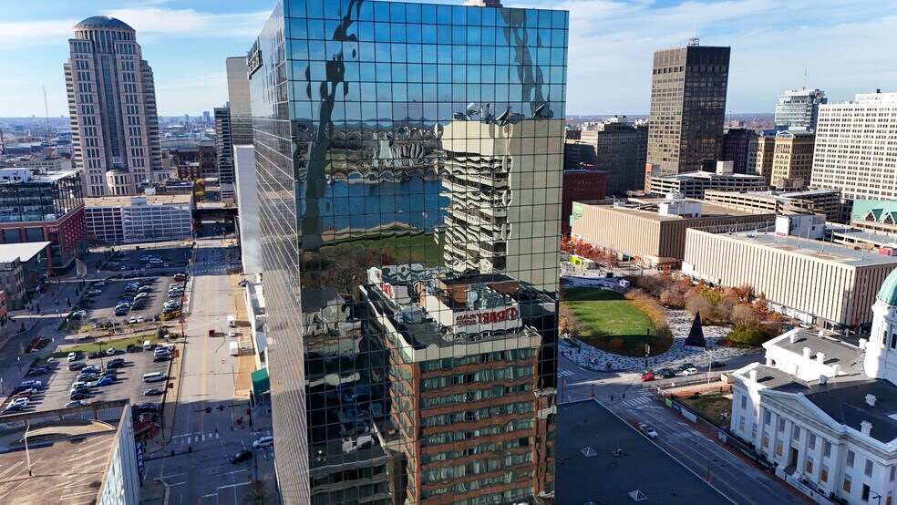 10 S Broadway, Saint Louis, MO à louer - Photo du bâtiment - Image 2 de 4