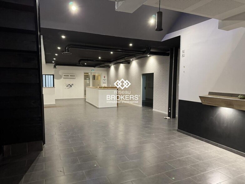 Retail in Le Pontet for lease - Building Photo - Image 2 of 4