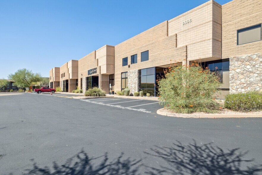 9096 E Bahia Dr, Scottsdale, AZ à vendre - Photo du bâtiment - Image 2 de 38