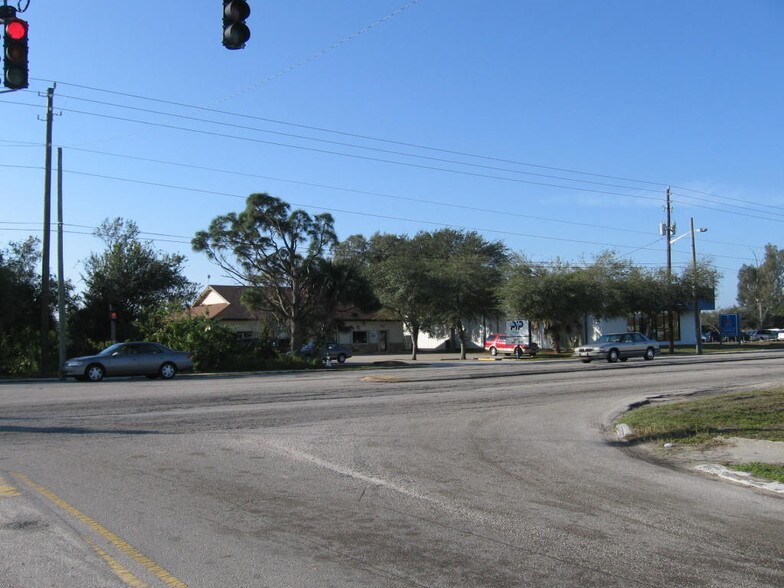 1490 NE Palm Bay Rd, Palm Bay, FL à louer - Photo du bâtiment - Image 3 de 7