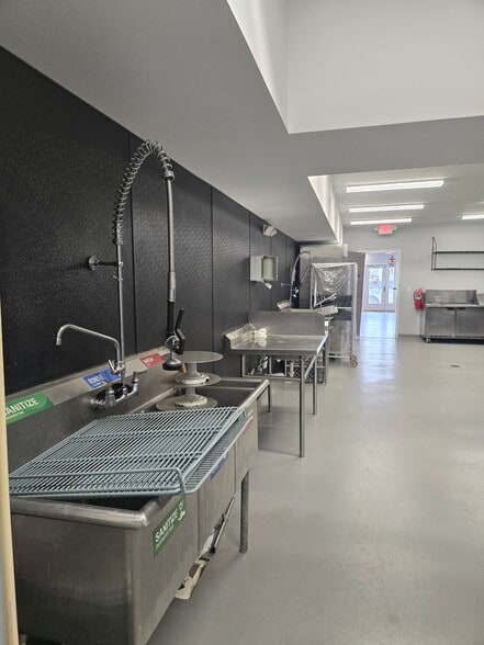 108 S Pine St, Princeton, NC for sale - Interior Photo - Image 2 of 10