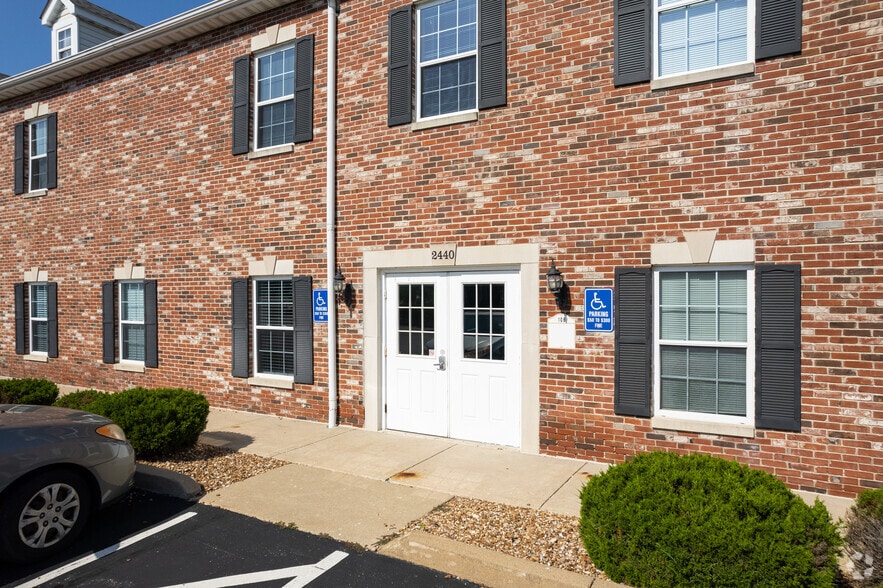 2440 Executive Dr, Saint Charles, MO à louer - Photo du bâtiment - Image 3 de 4