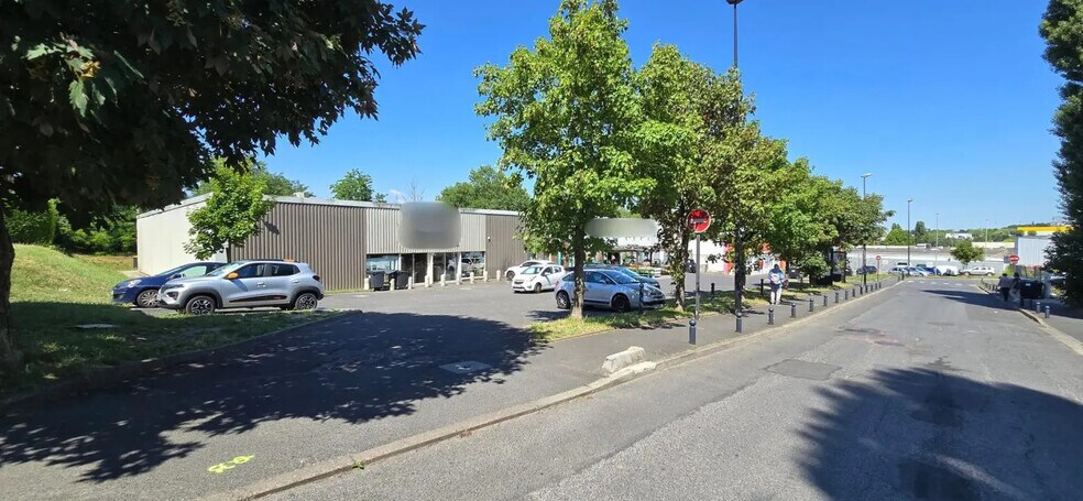 Commerce de détail dans Champigny-sur-Marne à louer - Photo du bâtiment - Image 1 de 6