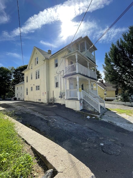 96 Hill St, Waterbury, CT à vendre - Photo principale - Image 1 de 1