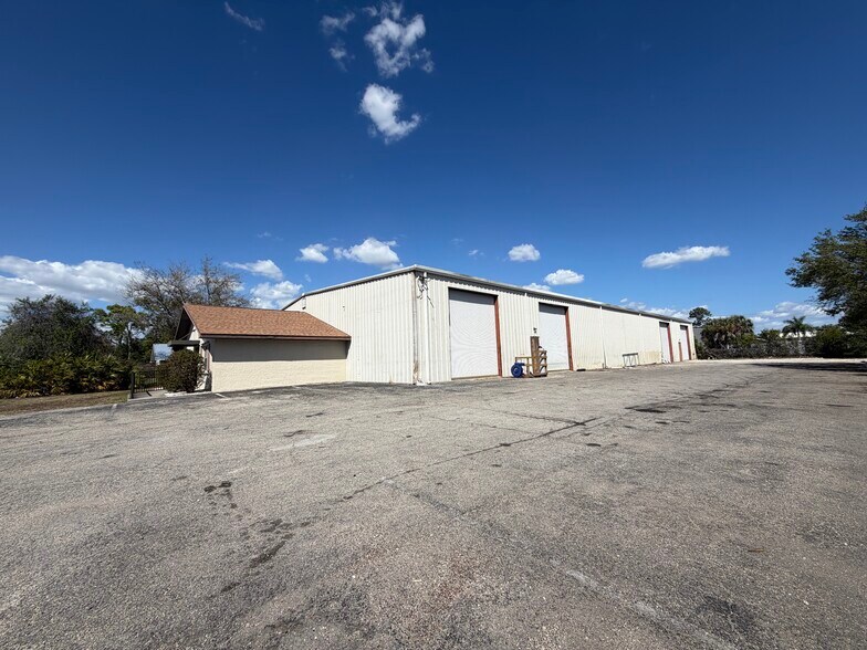 15865 Brothers Ct, Fort Myers, FL à louer - Photo du bâtiment - Image 2 de 10
