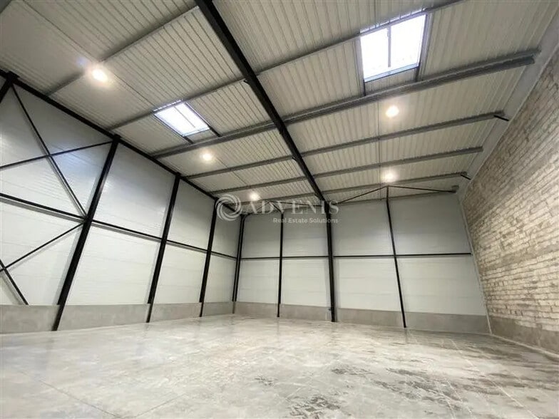 Flex in Les Pavillons-sous-Bois for lease - Interior Photo - Image 1 of 6