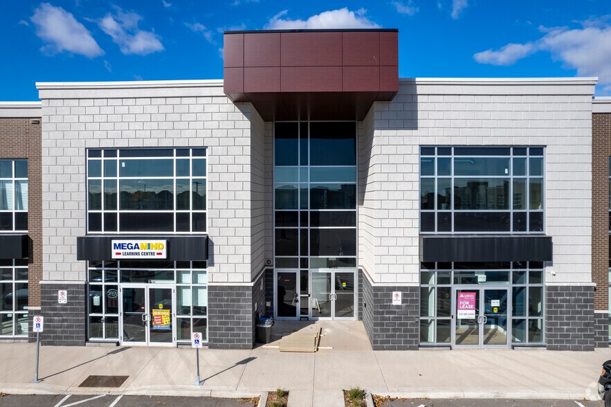 3485 Rebecca St, Oakville, ON à louer - Photo du bâtiment - Image 3 de 4