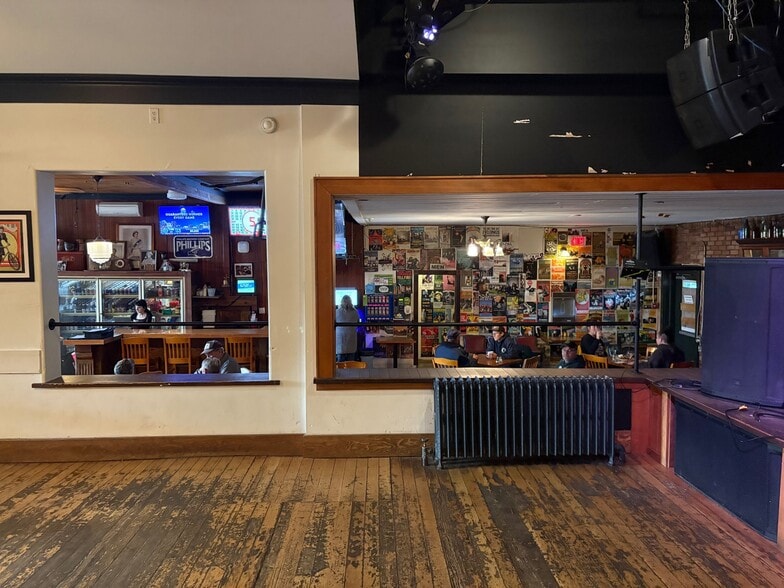 2692 Dunsmuir Ave, Cumberland, BC for sale - Interior Photo - Image 3 of 4