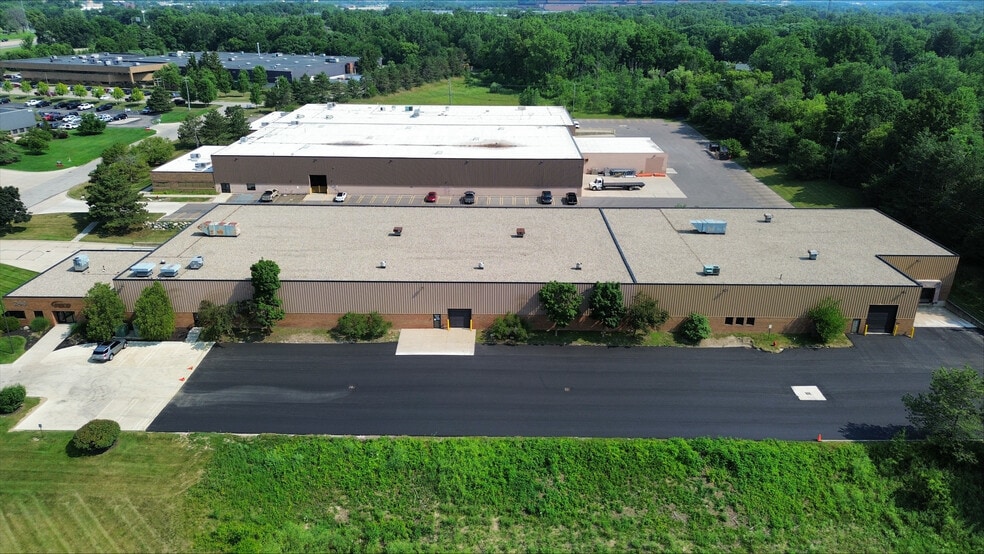 244 Rex Blvd, Auburn Hills, MI for lease - Building Photo - Image 2 of 7
