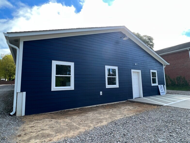 250 W Pennsylvania Ave, Southern Pines, NC à louer - Photo du bâtiment - Image 3 de 9