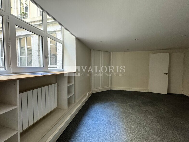 Office in Lyon for lease - Interior Photo - Image 3 of 6