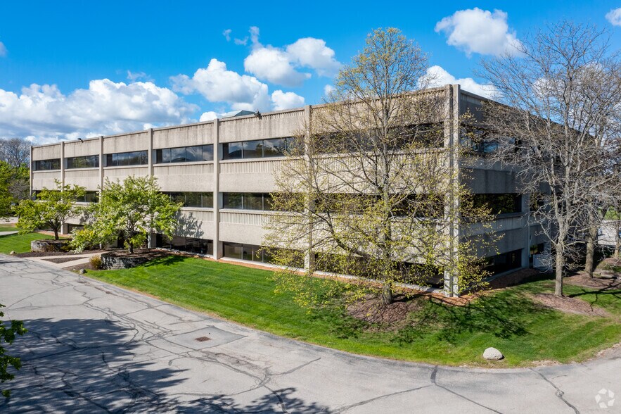 125 N Executive Dr, Brookfield, WI à louer - Photo du bâtiment - Image 2 de 5
