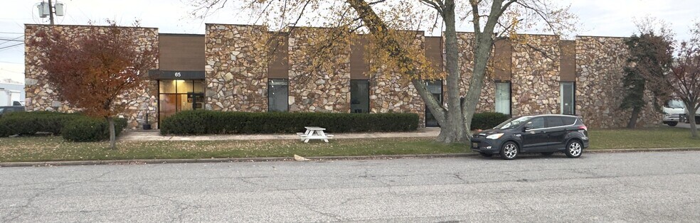 65 Triangle Blvd, Carlstadt, NJ à louer - Photo du bâtiment - Image 3 de 8