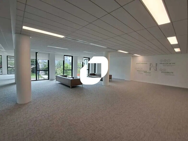 2 Avenue De La Gare, Montigny-le-Bretonneux à louer - Photo du bâtiment - Image 2 de 37