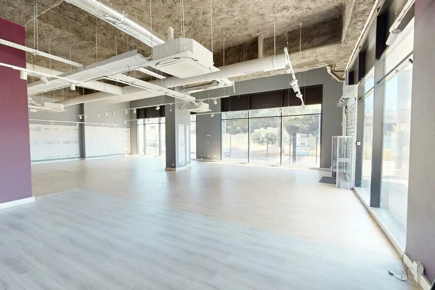 Retail in Nice for lease - Interior Photo - Image 2 of 7