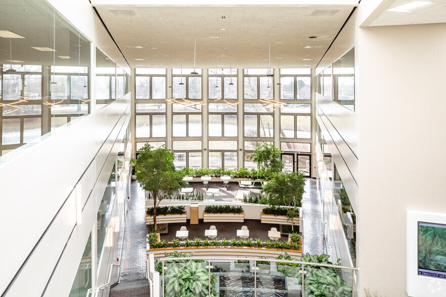 387 Shuman Blvd, Naperville, IL for lease - Lobby - Image 3 of 60