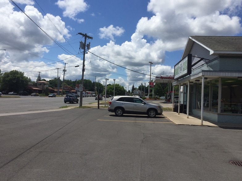 109-113 E Taft Rd, Syracuse, NY for lease - Building Photo - Image 2 of 5