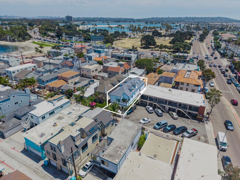 813 Isthmus Ct, San Diego, CA à vendre - Photo du bâtiment - Image 2 de 51