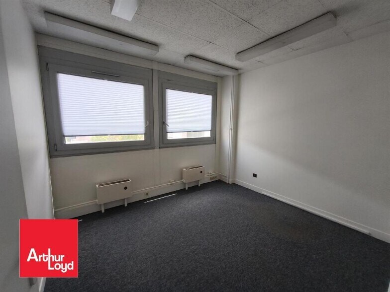 Office in Chartres for lease - Interior Photo - Image 2 of 4