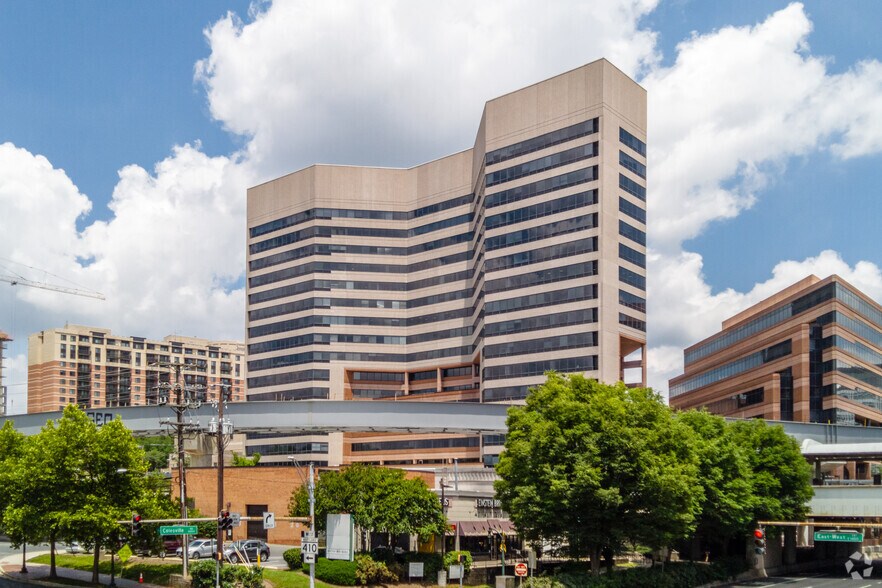 8403 Colesville Rd, Silver Spring, MD à louer - Photo du bâtiment - Image 2 de 8