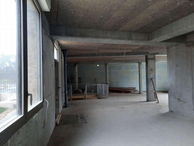 Retail in Sèvres for lease - Building Photo - Image 3 of 5