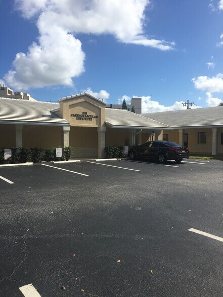 111 John F Kennedy Dr, Atlantis, FL à louer - Photo du bâtiment - Image 2 de 6