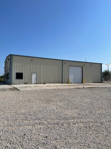 586 County Road 429, Pleasanton, TX à vendre - Photo du bâtiment - Image 2 de 37
