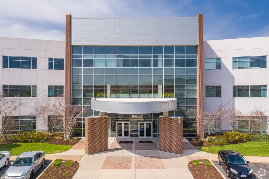 3251 Riverport Dr, Maryland Heights, MO à louer - Photo du bâtiment - Image 3 de 5