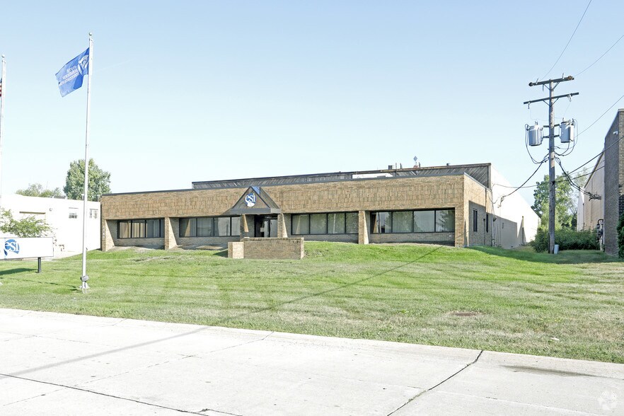 1757 Larchwood Dr, Troy, MI à vendre - Photo du bâtiment - Image 2 de 2