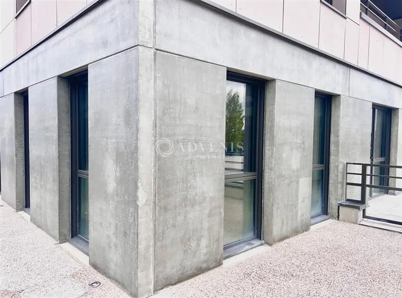 Office in Limas for lease - Building Photo - Image 2 of 4