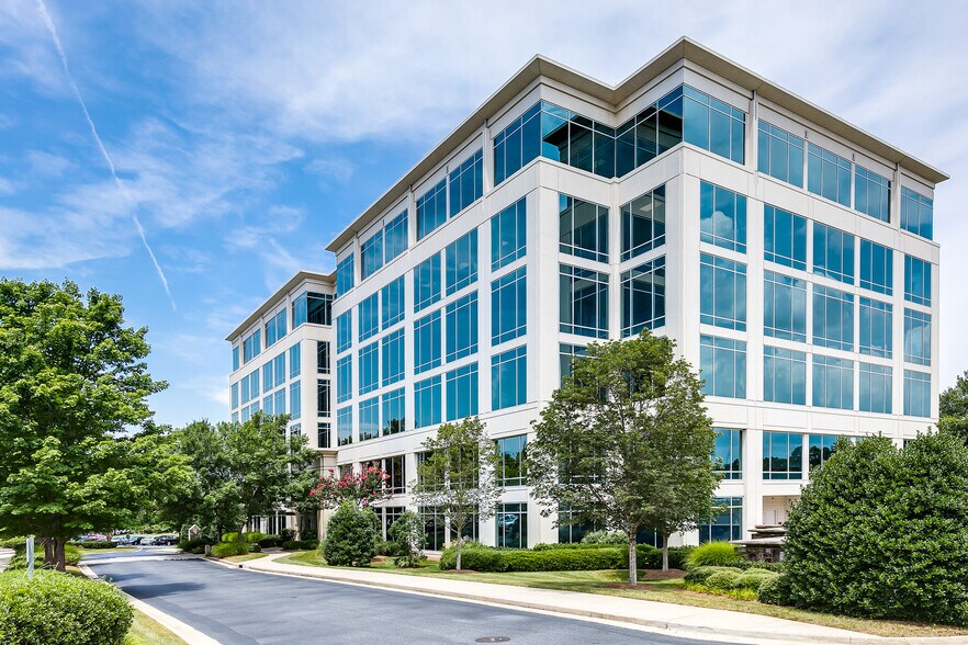 11720 Amberpark Dr, Alpharetta, GA à louer - Photo du bâtiment - Image 1 de 22