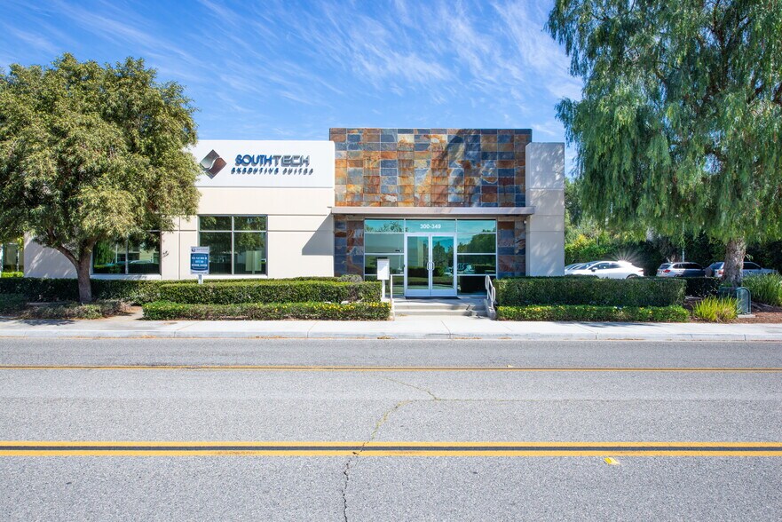 4181 Flat Rock Dr, Riverside, CA à louer - Photo du bâtiment - Image 2 de 3