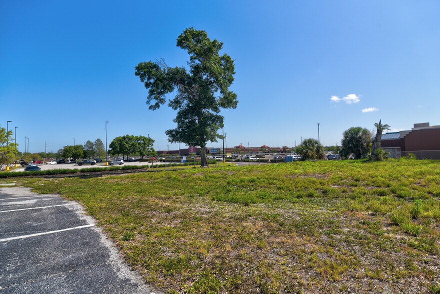12945 Seminole Blvd, Largo, FL à louer - Photo du bâtiment - Image 3 de 49