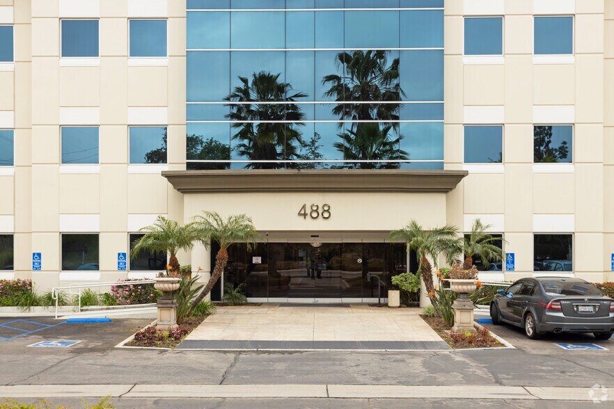 488 E Santa Clara St, Arcadia, CA à louer - Photo du bâtiment - Image 3 de 6