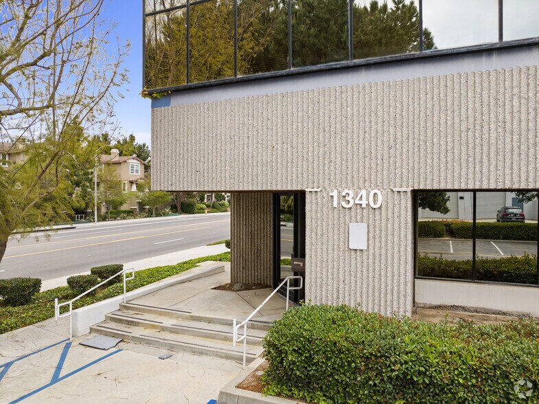1340-1380 Flynn Rd, Camarillo, CA à louer - Photo du bâtiment - Image 3 de 6