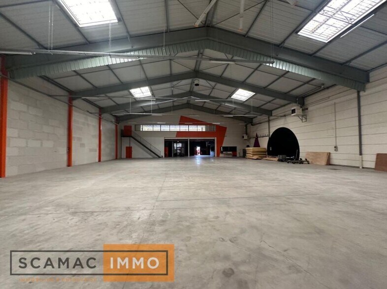 Industrial in Port-de-Bouc for lease - Building Photo - Image 2 of 4