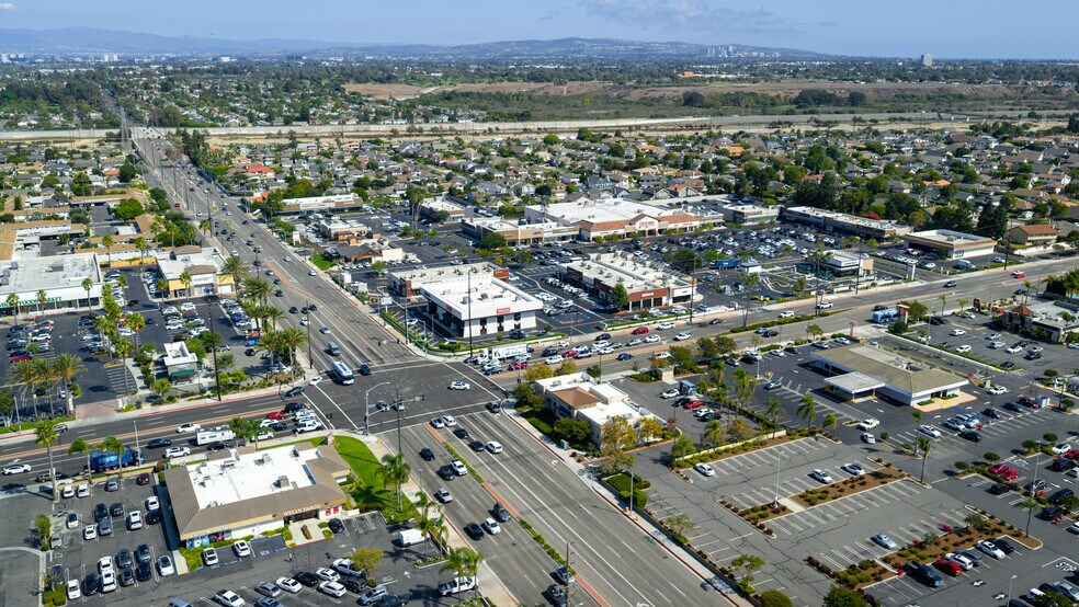 10026-10038 Adams Ave, Huntington Beach, CA à louer - Photo du bâtiment - Image 1 de 7