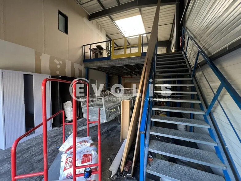 8 Impasse Du 24 Août 1944, Corbas for lease - Interior Photo - Image 3 of 54