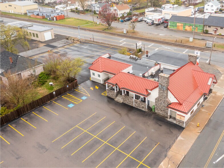 176 Columbus Ave, Pawtucket, RI à vendre - Photo du bâtiment - Image 2 de 45