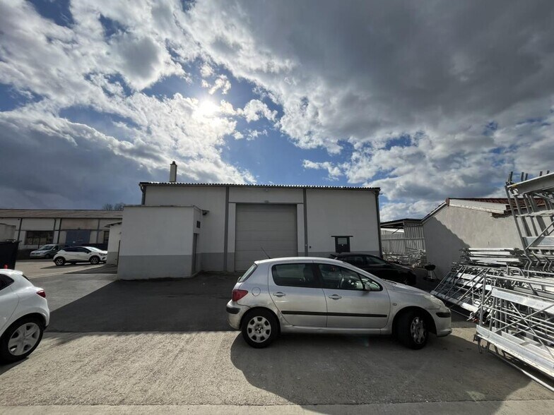 102 Rue Fleury Jay, GRIGNY-SUR-RHÔNE à louer - Photo du bâtiment - Image 3 de 22