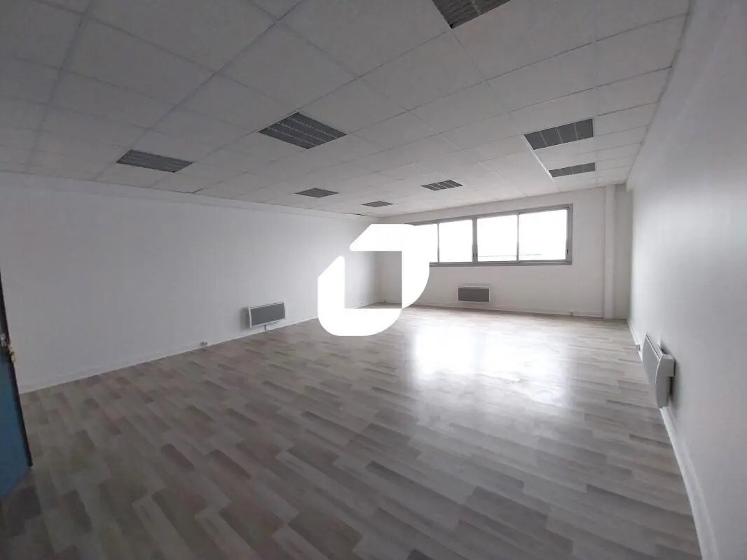 Office in Neuilly-Plaisance for lease Interior Photo- Image 1 of 18