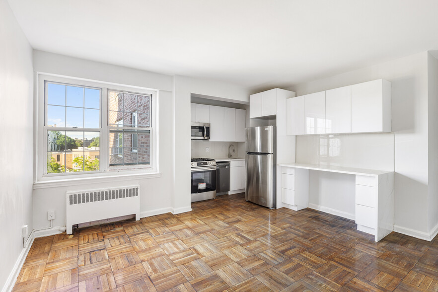 Five Fully Renovated 1 Bedroom Apts portfolio of 2 properties for sale on LoopNet.ca - Interior Photo - Image 1 of 13