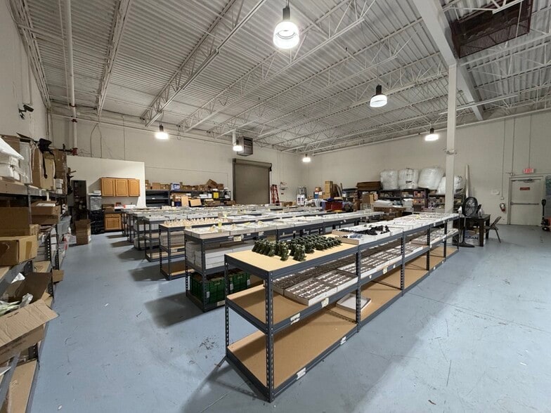 400 E Arrowhead Dr, Charlotte, NC for lease - Building Photo - Image 3 of 11