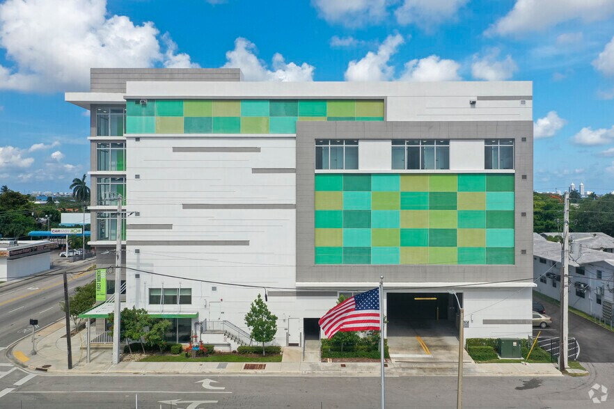 7865 NE 10th Ave, Miami, FL à louer - Photo du bâtiment - Image 3 de 4