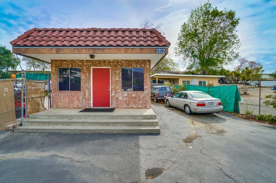 2022 E Route 66, Glendora, CA à vendre - Photo du bâtiment - Image 2 de 12