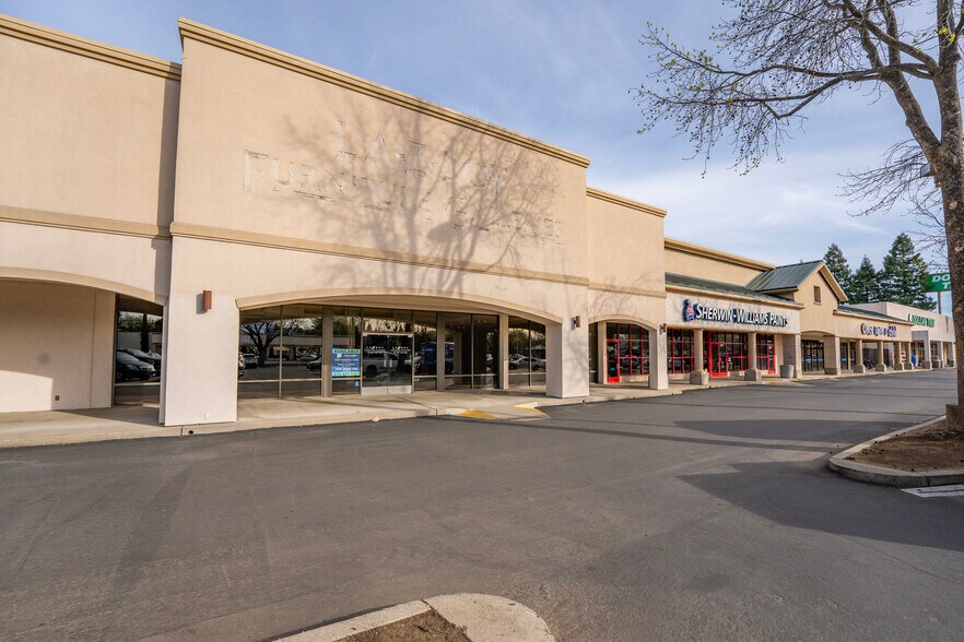Village Plaza Shopping Center portefeuille de 3 propriétés à vendre sur LoopNet.ca - Photo du bâtiment - Image 3 de 5