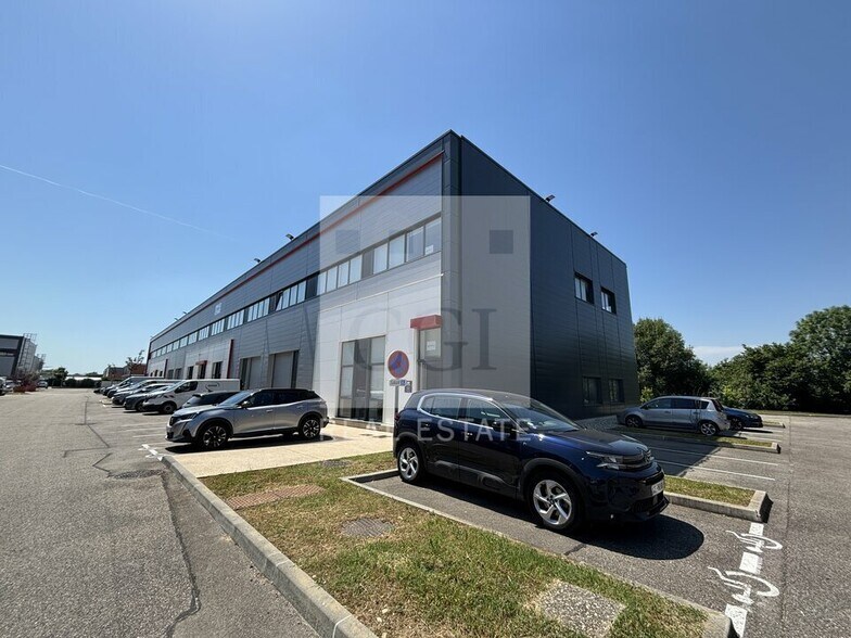355 Avenue Henri Schneider, Meyzieu à louer - Photo du bâtiment - Image 1 de 23