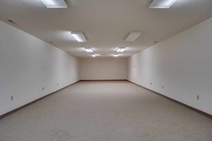 2442 New Dorset Cir, Powhatan, VA for lease - Interior Photo - Image 3 of 52