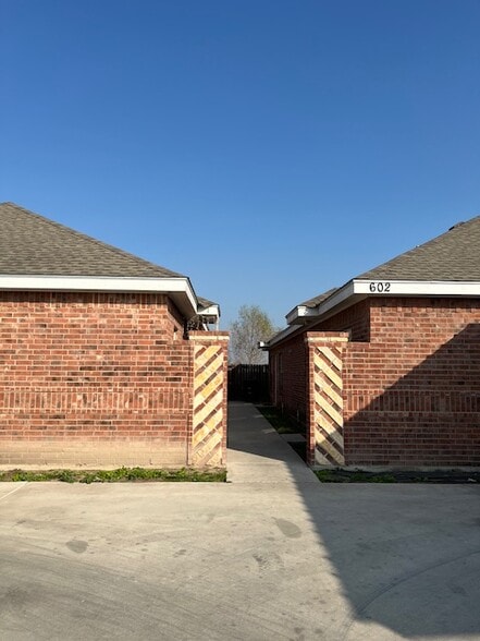 4 fourplexes - Stewart Landing portefeuille de 4 propriétés à vendre sur LoopNet.ca - Photo du bâtiment - Image 2 de 10